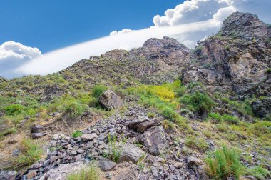 Engebeli arazide off-road macerası yaşayın. Çevredeki dağların çarpıcı manzarasının tadını çıkarın. Dik tırmanışlar ve inişler konusunda kendinizi zorlayın. Kayalık engelleri aşmanın tadını çıkar..