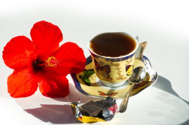 Geleneksel bir Çin porselen bardağında zengin bir kahvenin tadını çıkar. Amfibik çiçeklerle karıştırılmış eşsiz bir kahve karışımının tadını çıkar. Çiçekli lüks ve egzotik kahvenin tadını çıkar..