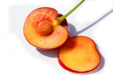 Beyaz arka planda taze ve sulu kirazlar. Sağlıklı bir atıştırmalık için vitamin ve besinlerle dolu. Olgun ve lezzetli. Vejetaryenler için ideal. Genel sağlık ve refahı teşvik eder..