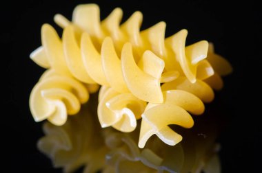 Buğday irmiğinden geleneksel İtalyan fusili. Fusilli Sorrento 'nun tadı. Sorrento yemeği altın rengidir. Lezzetli bir yemek için ideal..