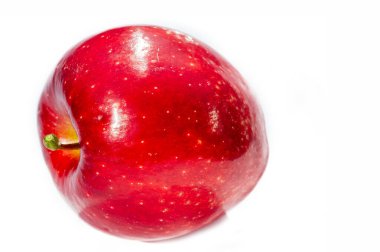 Temel vitaminlerle paketlenmiş taze ve sulu kırmızı elma, atıştırmak veya yemek tariflerine eklemek için sağlık ve beslenme için idealdir.