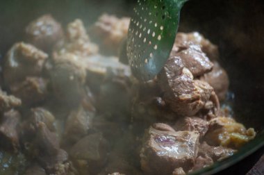 Otantik çaydanlık kızartılmış kuzu eti geleneksel yağ ve yağ ile geleneksel pişirme yöntemleri. Çaydanlık pişirilmiş etin zengin lezzetinin tadını çıkarın.