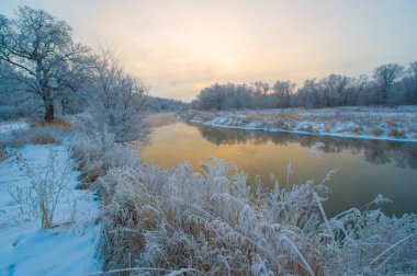 Kış harikalar diyarının cazibesini tecrübe et. Güneşin ışıldayan buzu nasıl aydınlattığına bakın. Kendinizi bu donmuş manzaranın güzelliğine ve sükunetine bırakın..