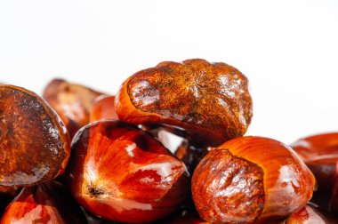 Kestane tabağımızla sonbaharın sıcacık aromalarının tadını çıkar. Sonbahar toplantıları ve yemek partileri için mükemmel. Bu zarif sunumla sonbaharın cazibesinin tadını çıkar..