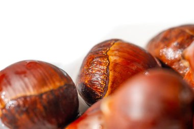 Kızarmış kestanenin rahatlatıcı aroması. Sakin bir atmosfer için şık beyaz mobilyalar. Düşme hissini yerinize getirmek için mükemmel bir dekor..