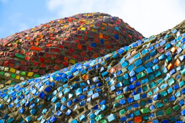 Kendinizi canlı bir mozaik fayans gösterisine daldırın. Şehir manzarasını değiştiren görsel bir başyapıtı tecrübe edin. Sokak sanatında sanatsal ifadeler en iyisidir. Büyüleyicidir ve ilham verir..