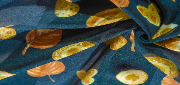 İpek kumaş, mavi ve sarı sonbahar yaprakları. Doku, arkaplan deseni
