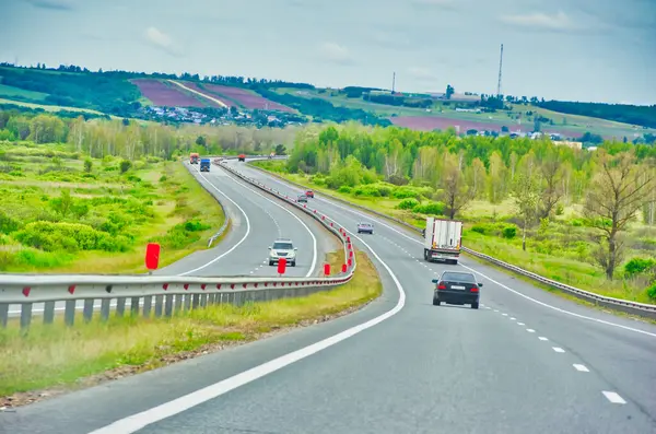 Ormanlık bir otoyol boyunca manzaralı bir yolculuk. Arabanın penceresinden doğanın güzelliğinin tadını çıkar. Yol boyunca uzun ağaçların nefes kesici manzarası.