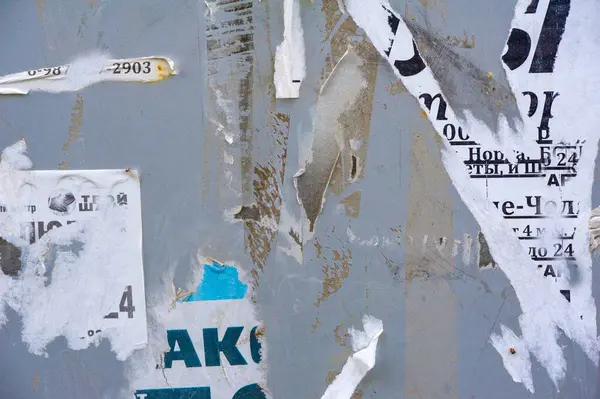 Duvardaki vintage reklamlar nostaljik bir atmosfer yaratıyor. Herhangi bir yere benzersiz bir retro dokunuş ekler. Temalı bir dekor ya da ayar oluşturmak için ideal.