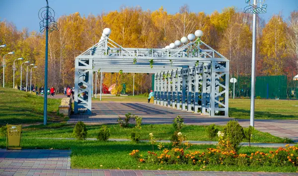 Sonbahar manzarası, fotoğraftaki sonbahar çizimi, sarı bordo kırmızı yapraklar, yaz dilekçesi, neşeli resimler.