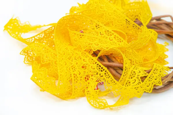 Kıyafetine sarı dantelli kurdele de ekle. Dar şerit çeşitli terzilik ve DIY projelerinde kullanılabilir. Her ürüne zarafet ve kadınlık katar..