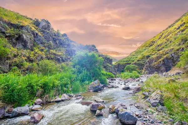 Nehrin dingin akışını kayalık bir kanyonda hissedin. Görkemli dağlarla çevrili doğanın güzelliğine dalın. Huzur ve sükunet hissediyorum.,