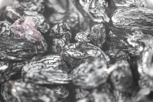 Siyah üzümlerin zengin dokusunu ve doğal tatlılığını tecrübe edin. Pişirmek, atıştırmak ya da en sevdiğiniz tariflere eklemek için mükemmel. İnanılmaz bir potansiyel gösteren yüksek kaliteli resim