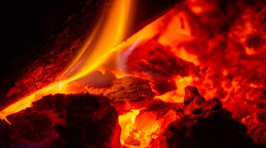 Şöminede yangın var. Çekici birini bulduğumuzda, gözbebeklerimiz büyür ve diğer kişiye bilinçaltı işareti göndeririz. Kamp ateşinin sıcacık ışığında, gözbebeklerimiz doğal olarak büyür..