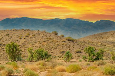 Güneşin uçsuz bucaksız sakin dağların üzerinden yavaşça inişini izlerken içinizdeki merak duygusunu ateşleyen nefes kesici renk senfonisi sizi büyülemeden duramazsınız..