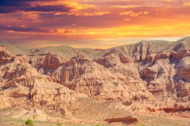 Gün batımında Kızıl Dağlar 'ın nefes kesici güzelliğinin tadını çıkar. Rahatla ve Boguty 'nin huzurlu vahasında huzur bul. Batan güneşin canlı renkleri hayal gücünü ateşlesin..