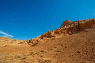 Gün batımında Red Bogut Dağları 'nın nefes kesici güzelliğinin tadını çıkar. Sakin çöl atmosferinde rahatla ve gevşe. Doğanın en canlı gölgelerine şahit olun..