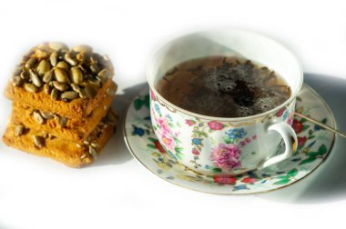 Çeşitli lezzetler ve eşsiz eşyalar sunuyor. Çin porseleni ve siyah çay konusunda uzman. Geniş bir kurabiye ve tahıl gevreği seçeneği mevcuttur.