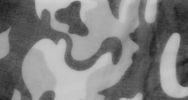 Görüntü şeffaf bir kumaş gibi görünüyor yumuşak renklerde kamuflaj deseni, çoğunlukla mavi, yeşil ve gri tonlarında, pürüzsüz ve akışkan bir doku yaratıyor..