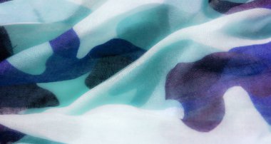 Mavi ve turkuazın tonlarında soyut kamuflaj kumaşı: hassas, organik şekillere sahip geleneksel askeri modellerin akıcı, modern bir yorumu ve görsel derinlik için değişken bir etki