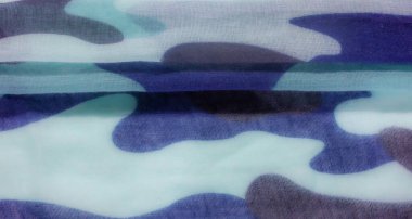 Görüntülerde mavi, açık yeşil ve gri tonlarında kamuflaj desenleri var. Soyut şekiller ve renklerin yumuşak harmanlanması tekstil tasarımlarını anımsatıyor, muhtemelen moda veya iç dekorasyon için kullanılıyor..