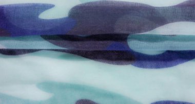 Mavi, yeşil ve gri tonlarında kamuflaj tarzı kumaş deseni. Soyut şekiller geleneksel askeri kamuflajı andırıyor, ama daha yumuşak, şeffaf bir malzeme kullanıyor..