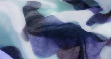 Mavi, yeşil ve gri tonlarında kamuflaj tarzı kumaş deseni. Soyut şekiller geleneksel askeri kamuflajı andırıyor, ama daha yumuşak, şeffaf bir malzeme kullanıyor..