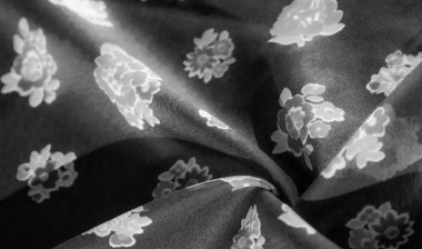 Moda ve İç Kullanım İçin Beyaz Çiçek Örnekleri ile Şatafatlı Siyah Kumaş