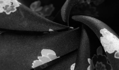 Zarif çiçek desenli yumuşak siyah kumaş. Moda, yatak ve döşeme için ideal.