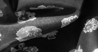 Beyaz çiçek desenli ve yumuşak kumaşlı güzel siyah kumaş döşeme ve moda tasarımı için mükemmel.