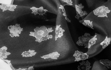 Beyaz Çiçek Yazılı Zarif Siyah Kumaş, Katlanmış Örtülü Zarif Tekstil Yakından Görünümü