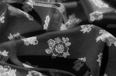 Beyaz Çiçekli Zarif Siyah Kumaş, Örtülü ve Pürüzsüz, Moda veya İç Tasarım İçin İdeal