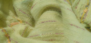 Pembe dikişli yeşil kumaş ve parlak sarı pullu. Lüks dokular ve ışıltılı detaylar onu yaratıcı tekstil projeleri ve moda için ideal kılıyor..