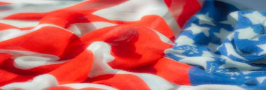 Görüntü, Amerikan bayrağından esinlenmiş kırmızı, beyaz ve mavi bir kumaş. Yıldız desenleri vatansever bir dokunuş ekliyor. Yumuşak kıvrımlar ve akışkan görünüş çekici bir görüntü yaratır..