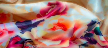 Pembe, kırmızı ve turuncu tonlarda ve narin yeşil yapraklarla karışık çiçek desenleri olan saten benzeri bir kumaş. Kumaşlar parlak, pürüzsüz yüzey tasarıma lüks bir his veriyor.