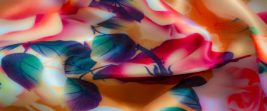 Çiçek desenli bir kumaş bulanıklığı pembe ve şeftali tonlarında gür güller ve krema arka planında yeşil yapraklar. Yumuşak, parlak yüzey zarafetini arttırır.