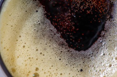 Köpüklü biranın makro görüntüsü. Üstünde güzel kabarcıklar var. Biranın kafasının dokusunu ve pürüzsüz, pırıl pırıl yüzeyini gösteriyor..