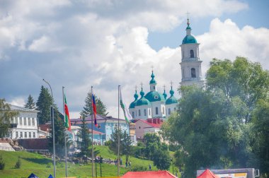 2024 07 Rusya Tataristan tarihi katedralin ikonik kubbeleri Yelabuga 'daki hareketli Spasskaya Fuarı' nın üzerinde yükseliyor..