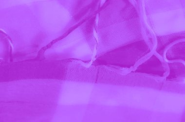 Narin ve şeffaf dokuları olan yumuşak katmanlı mor kumaş bulanıklığı. Modern ve sanatsal görünüş, yaratıcı tasarımlar ve fotoğrafçılık için ideal..