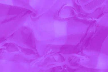 Mor mor kumaşın bulanık kıvrımları narin şeffaflık ve sanatsal dokular sergiliyor, arka plan veya yaratıcı projeler için mükemmel yumuşak, akışkan bir tasarım yaratıyor..