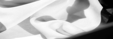 İpek kumaşın sonsuz siyah beyaz lüksünü yaşayın. Zariflik katmak için ustalıkla hazırlanmış. Benzersiz ince kırışıklıklar tasarımlarınıza derinlik ve boyut ekler.