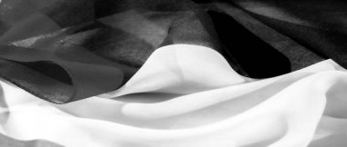 İnce ipek dokusuyla lüks kumaşın zarafetini deneyin. İfade eden siyah ve beyaz tonlarda sofistike bir monokrom paletinin tadını çıkar. Benzersiz ışık kırışıklıklarını takdir ediyorum.