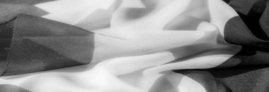 Zarif ipek kumaşın lüks hissini tecrübe et. Zamansız entelektüellik için zarif siyah beyaz tonlar. Hafifçe buruşmuş doku herhangi bir tasarıma derinlik ve boyut ekler..