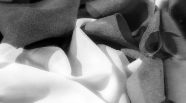 Siyah ve beyaz tonlarda zarif ipek bir dokusu olan lüks bir kumaş. Buruşuk dokusu tasarıma derinlik ve hacim katıyor..