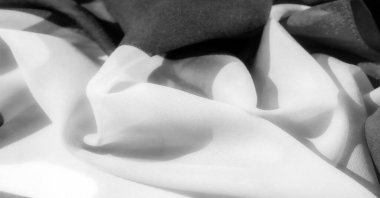 Şatafatlı kumaşın zarif ve ipek dokusunu deneyin. Canlı siyah ve beyaz renkler sofistike bir stil sağlar. İnce kırışıklıklar tasarımlarınıza derinlik ve hacim ekler.