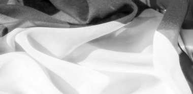 Şatafatlı kumaşın zarif ve ipek dokusunu deneyin. Canlı siyah ve beyaz renkler sofistike bir stil sağlar. İnce kırışıklıklar tasarımlarınıza derinlik ve hacim ekler.