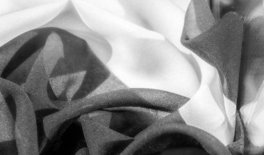 Şatafatlı kumaşın zarif ve ipek dokusunu deneyin. Sofistike siyah beyaz renkler her tasarım tarzını ön plana çıkarır. İnce kırışıklıklar derinlik ve hacim ekler,