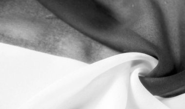 İnce ipek dokusuyla lüks kumaşın zarafetini deneyin. İfade eden siyah ve beyaz tonlarda sofistike bir monokrom paletinin tadını çıkar. Benzersiz ışık kırışıklıklarını takdir ediyorum.