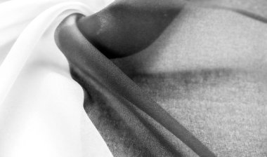 Şatafatlı kumaşın zarif ve ipek dokusunu deneyin. Zamansız cazibe için sofistike siyah beyaz. Eşsiz kırışık doku derinlik ve boyut ekler..