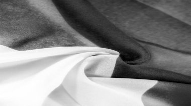 Zarif ipek kumaşımızla emsalsiz bir lüks yaşayacağız. Göz kamaştırıcı derecede siyah-beyaz. Dokuların ve karşıtlıkların güzelliğini tecrübe et. En sevdiğin kumaş anı hangisidir??